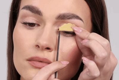 Моделът вади пръчиците от клепачите си и нежно мигли